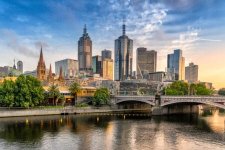 Stadtansicht mit Brücke am Fluss bei Bewölktem Himmel
