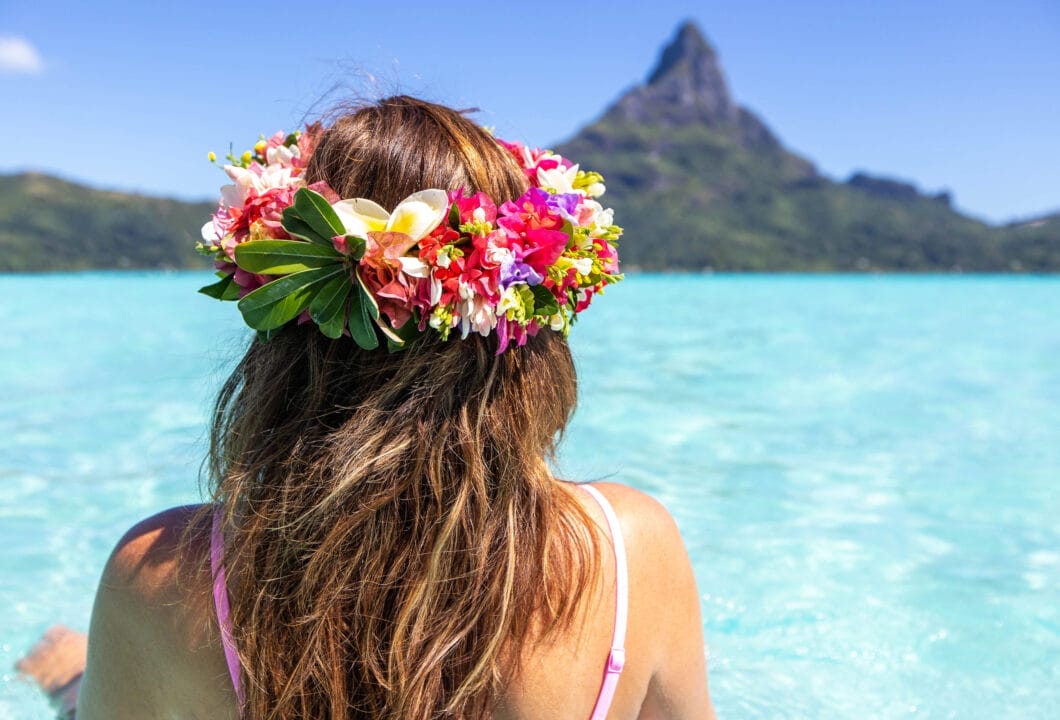 Willkommensgruß mit Blumenkranz und Muschelkette