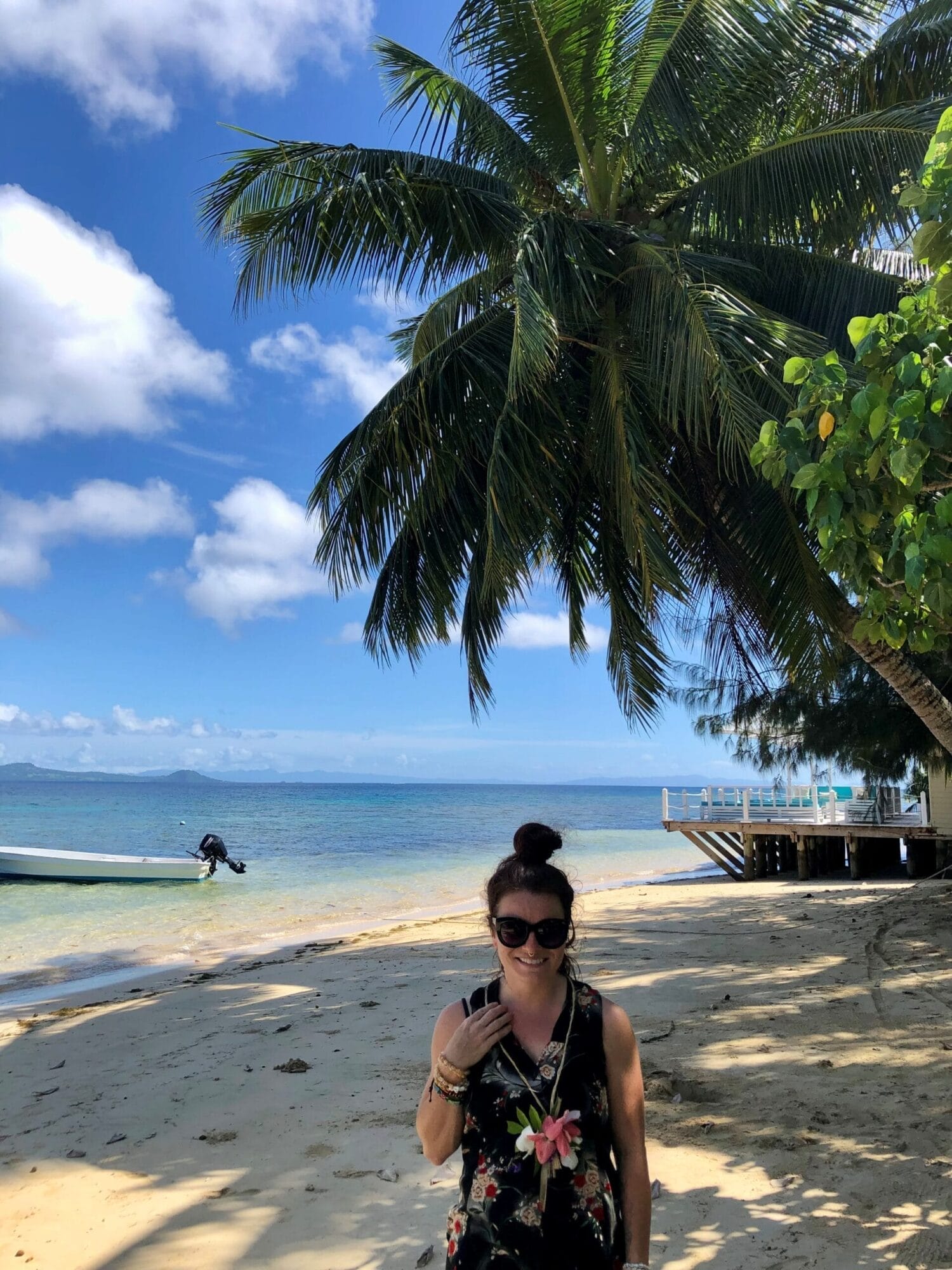 Strand mit Meerblick Palme, Boot und Person