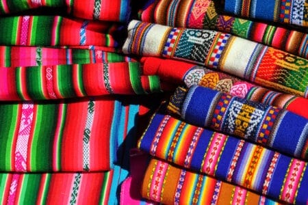„Traditionelle peruanische Textilien mit bunten Mustern – handgewebte Stoffe aus den Anden.“