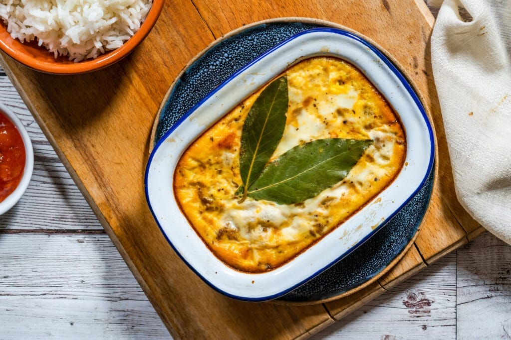 Auflauf mit 2 großen Blättern auf Holztisch