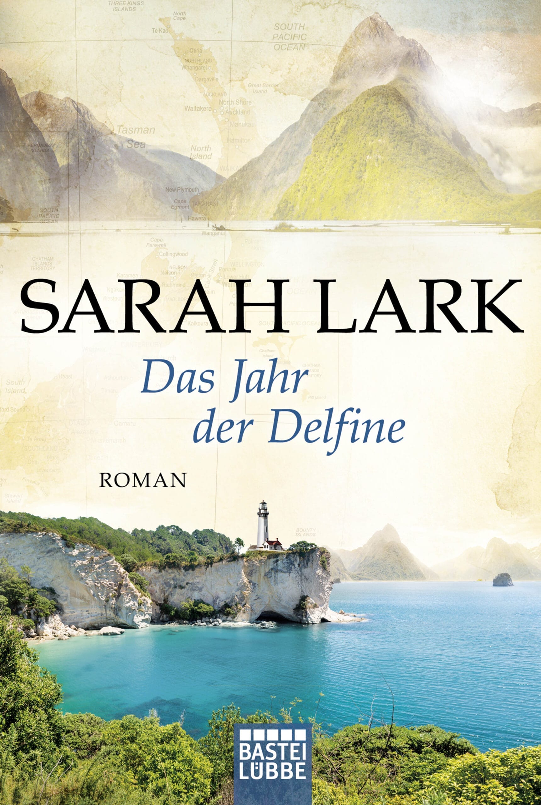 Meer mit eine Felsenküste und einem Leuchtturm