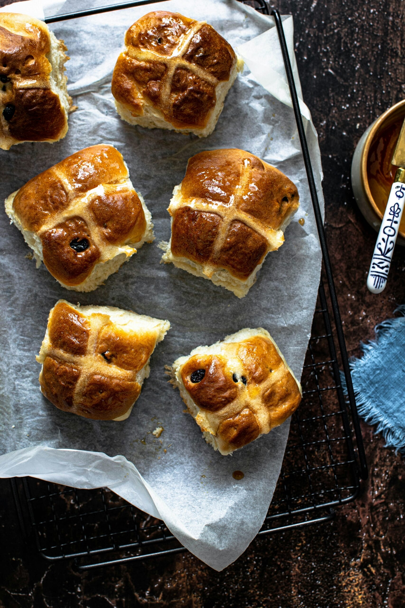Brötchen auf dem Backblech auf einem Tisch
