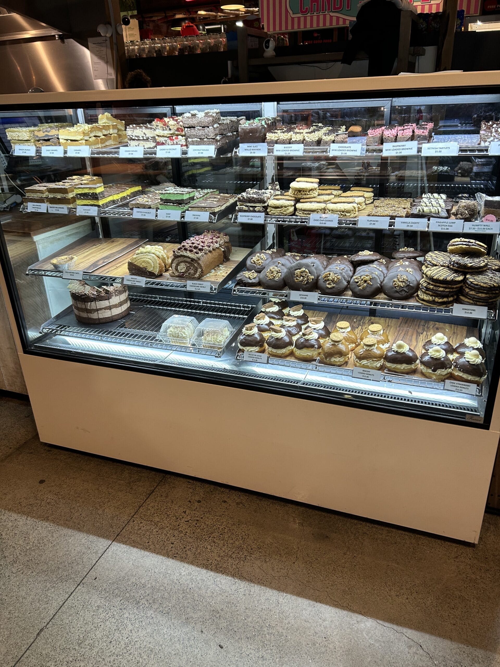 Kuchentheke einer Bäckerei