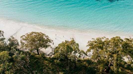 Menschen am Murrays Beach in Jervis Bay, New South Wales, Australien
