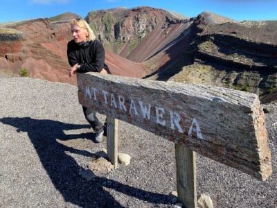 Aussichtspunkt am Vulkan Mount Tarawera in Neuseeland mit Blick in den Krater und Holzschild ‚At Tarawera